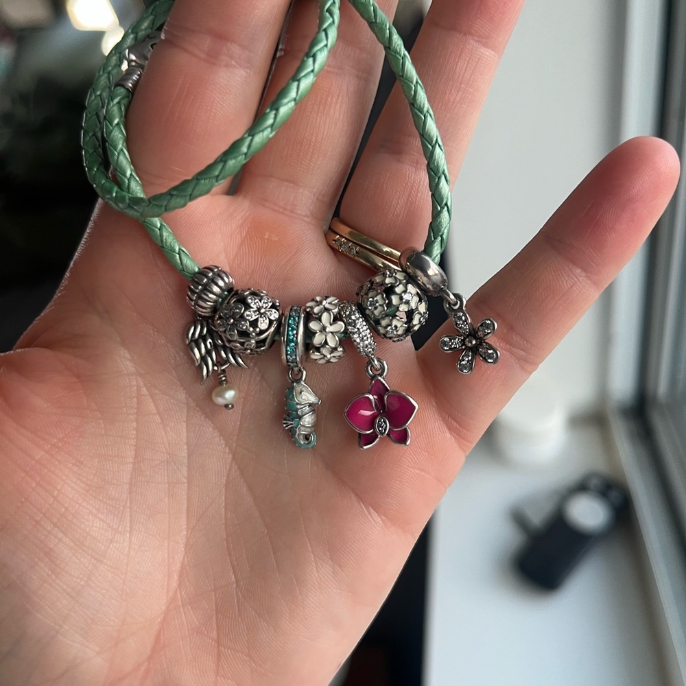 Pandora leather bracelet with pandora charms - Picture 5 of 5
